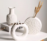 Ваза керамическая декоративная 4 * H16 * 16,5, 1 шт., белый 4630270/064936 на фото справа купить в Минске – цена оптом и в розницу, характеристики | floradecor.by - фото