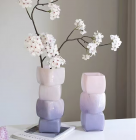 Ваза стеклянная D9 * H26,5, 1 шт., градиент нежно-розовый/сиреневый 4630270/072382 на фото справа купить в Минске – цена оптом и в розницу, характеристики | floradecor.by - фото