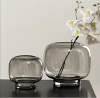 Ваза стеклянная 16*16*14 см, 1 шт., серый 4630270/060679 на фото слева купить в Минске – цена оптом и в розницу, характеристики | floradecor.by - фото