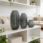 Ваза стеклянная D11,5 * H24 см, 1 шт., серый 4640108/883837 на фото посередине купить в Минске – цена оптом и в розницу, характеристики | floradecor.by - фото
